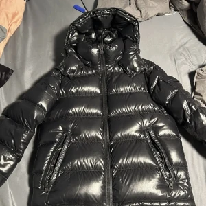 Moncler Maya 2 - Hej, då är det dags för mig att sälja en fin Moncler Maya storlek 2(S/M), Då jag har en annan jacka så har ej jag någon användning av denna längre! Precis som ny inga skador eller något liknande.    Kvitto finns Priset kan diskuteras!  