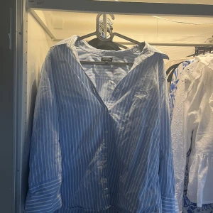 Randig skjorta  - Jätte fin skjorta från Jaeger. Säljer för den är lite för liten för mig💖(väldigt ostruken på bilden)