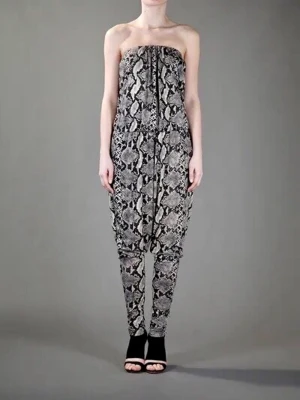 By Malene Birger, jumpsuit stl S - Ormskinnsmönstrad jumpsuit från By Malene Birger, stl S. Väldigt bra skick. Väldigt mjuk i kvaliteten. Nypris strax under 2100kr.