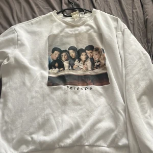 Vit tröja med friends bild på - Tröja som aldrig blev använd, så man kan säga att den är ny. 