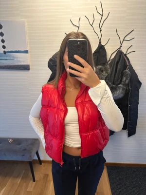 Röd väst - Röd väst köpt på HM som tyvärr aldrig kommigt till användning. Därefter vädligt bra skick. Storlek L då modellen är väldigt kort och sitter bättre på mig i en större storlek (är normalt en xs/s).