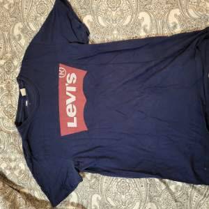 Marinblå levis T-shirt