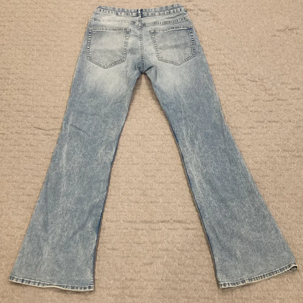 Low waist boot cut jeans köpta på HM. Super fina men tyvärr lite stora för mig. Sällan använda. . Jeans & Byxor.