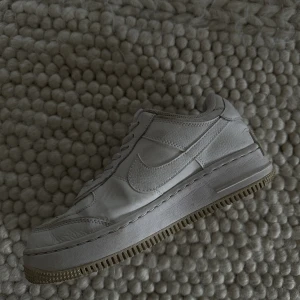 Nike airforce 1,07  - Nike air force sneakers. Fint skick! Smuts som syns på bilden är lätt att tvätta bort.