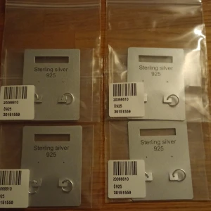Örhängen - Örhängen i oöppnad förpackning har 4st par säljs parvis 80kr / par