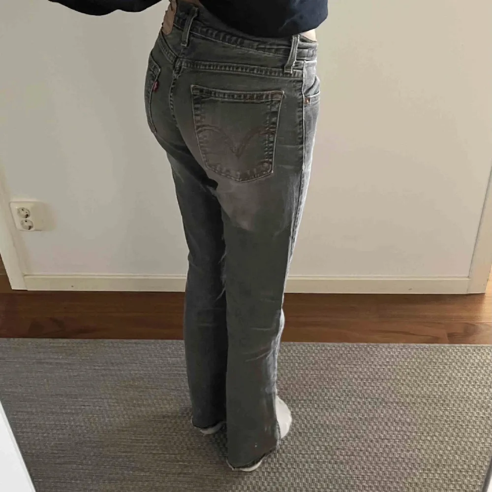 Säljer dessa så fina vintage levis jeans. De är i fint skick förutom att levis lappen är lite söndrig men inget man tänker på. Passar mig som brukar ha storlek 34 i jeans! Är 176. Jeans & Byxor.