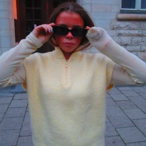 Gul stickad väst! - Stickad ljusgul väst! Passar XS-M