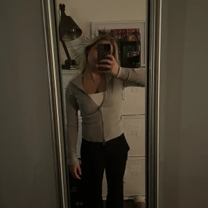 Zip up från weekday🩶🩶 - Grå tajt zip up tröja från weekday. Skit snygg men säljer för jag inte tycker att jag passar i den🩶nästintill oanvänd 