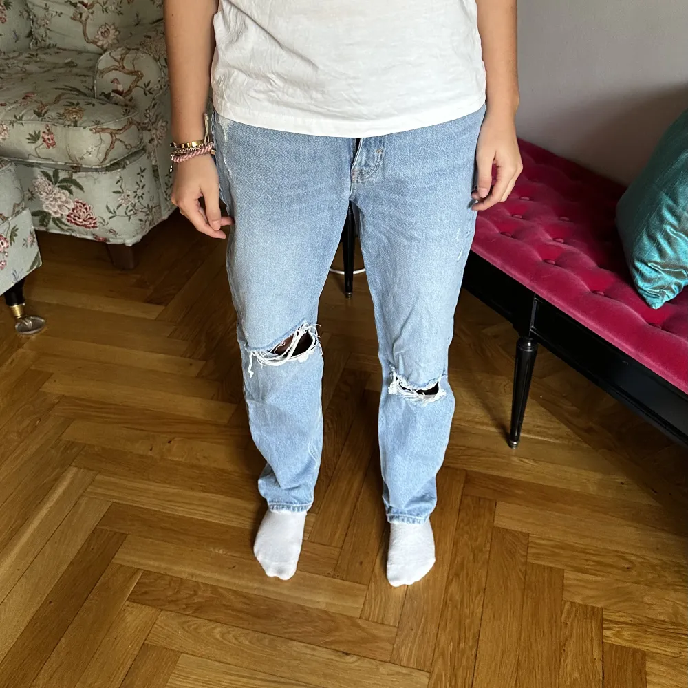 Skit coola jeans från zara! Sälj inte längre 😍. Jeans & Byxor.