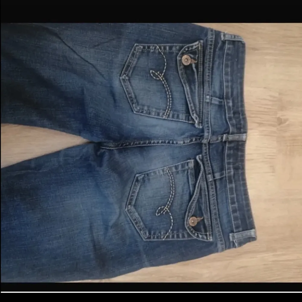 Jättefina jeans med supercoola detaljer på bakfickorna, säljer pga att de inte passade i längden på mig. Midjemått rakt över är 38,5 cm och innerbenslängden är 70 cm. Märket är Martha, kom privat ifall du har fler frågor🫶🏼Köparen står för frakten. Jeans & Byxor.