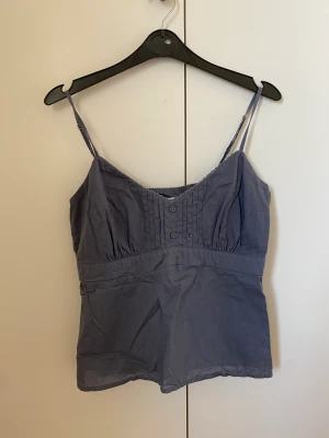 Gråt linne - Säljer detta fina linne från hollister. Använt 1 gång men har inte kvar kvittot. Köparen står för frakten🥰