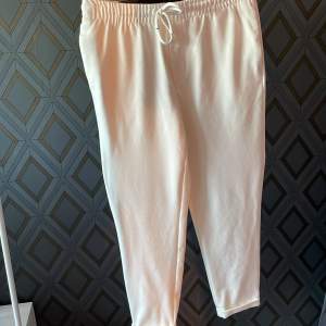 Pleated Trousers från Zara i nytt skick Stretchiga