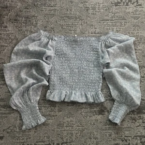 Crop top med långärmad  - Crop top med puffiga och flowy långärmad tröja