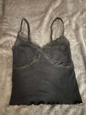 Spets linne - Säljer detta fina spets linne från Urban Outfitters. Den är använd ett fåtal gånger, finns inga tecken på användning💓