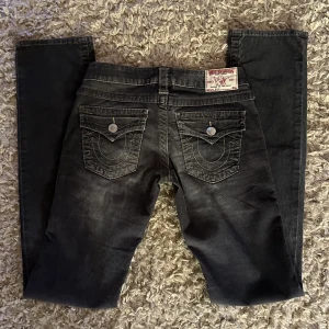 True religion jeans - Ett par mörk grå/blå true religion jeans i jättebra skick🎀 Hela längden: 105cm  Midjemått: 74cm  Skulle säga att storleken är xs till s🙌🏼 Perfekta nu inför hösten!💗 Hör av dig om du har några flera frågor!❤️