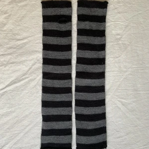 Randiga armvärmare!💋 - Ett par asfina randiga armvärmare som är stickade för hand! De är supersköna att ha när det är kallt och är i mycket bra skick. Skriv om du vill ha mer info!❤️