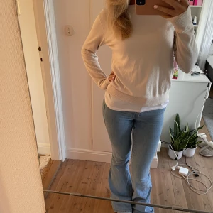 Stickad tröja  - Lite tunnare stickad tröja, jätteskön och mysig! Snygg också, två små fläckar på baksidan (innersidan) av tröjan, inget man tänker mycket på men där av priset 🩷