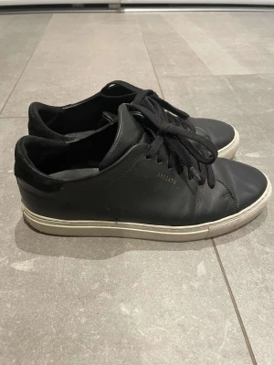 Arigato skor - Säljer mina arigato skor då dem inte kommer till användning. Vid minsta fråga är det bara att skriva. Priset kan diskuteras 