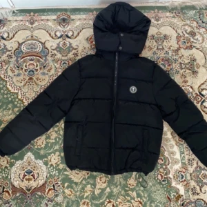 Trapstar irongate jacka  - Säljer en trapstar itongate som jag fått som present för att jag inte tycker sånt stil. Skick 9/10 har tagit på mig 1/2 gånger.frakt görs samma dag! Skriv för flera bilder eller om du undrar något. Priset kan vi diskuteras! Seriösa kunder tack!🤩 