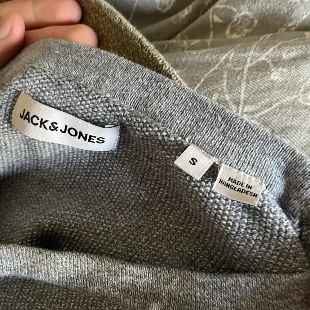 En stickad tröja från Jack & Jones. Knappt använd, skick 10/10. . Tröjor & Koftor.