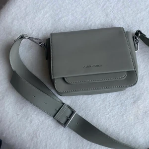 Väska från Carin Wester  - Grön väska från Carin Wester! Sparsamt använd!! ✨  Har 2 för 1 på allt jag säljer!! Passa på💗💗