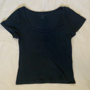 T-shirt  - Söt mörkblå topp från Brandy Melville🌷