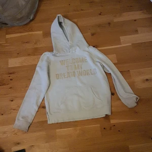 Vit hoodie - Hoodie säljes pga att den inte kommit till användning. OBS köparen står för frakten 