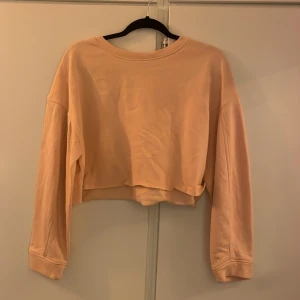 Croppad ”tjocktröja” - Fint skick Rättvis kort på färgen på sista bilden 