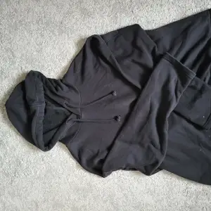 Svart hoodie i storlek xl från cubus. Fläckarna som syns är borta