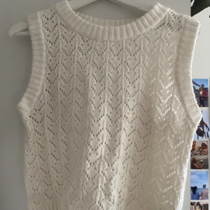 Stickad väst - Superfin stickad väst från Monki, knappt använd så i jättefint skick! Perfekt till hösten