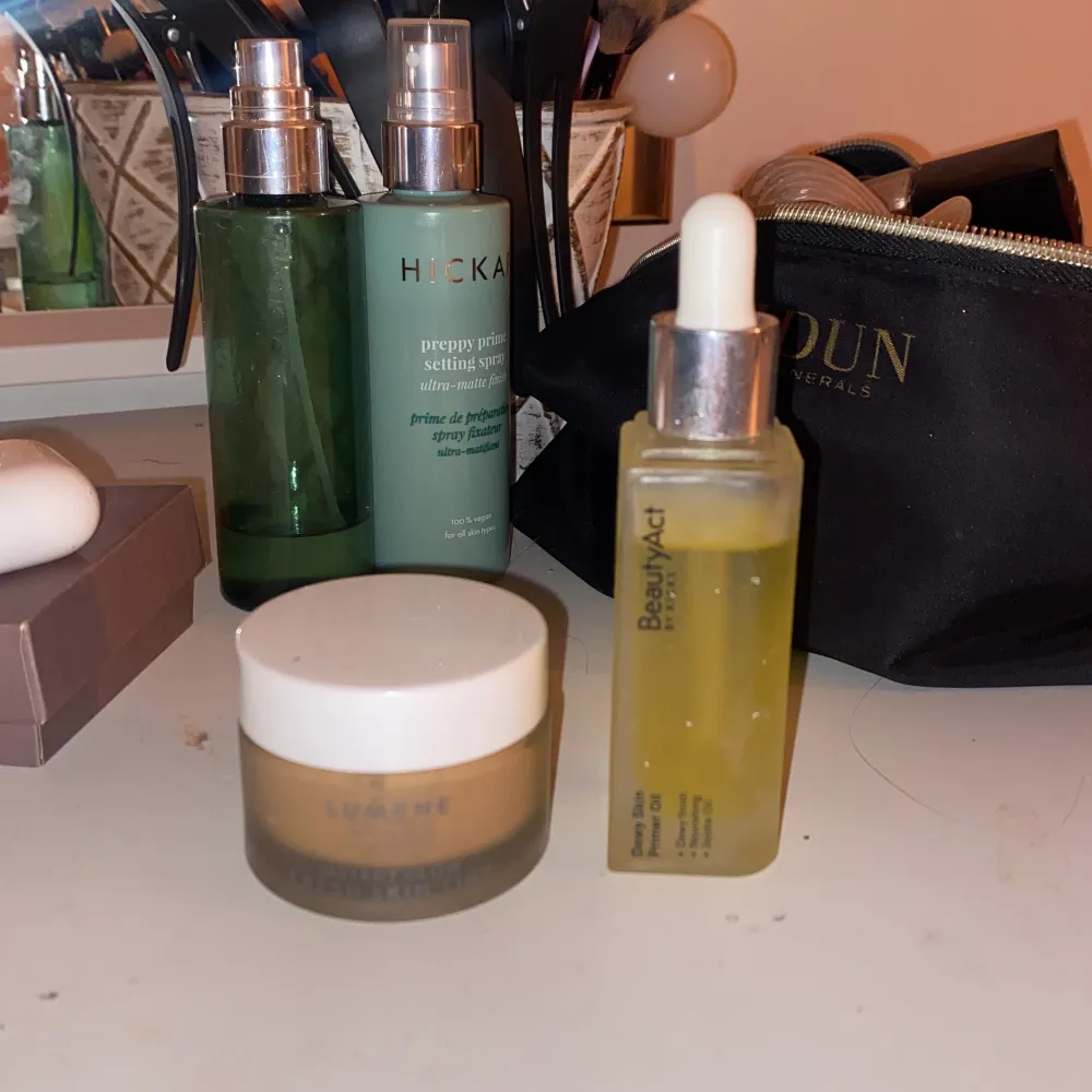 Ett serum från beauty act och en glow bas från lumene, oljan är använd ca två tre gången men inte på ansiktet. Och den andra är helt ny🥰. Asusteet.