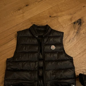 Moncler väst - Säljer nu min moncler väst eftersom jag har växt ur den. Storlek 1 vilket motsvarar small. Pris kan även diskuteras