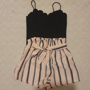 Barnkläder set shorts/linne - Nyskick söta shorts samt linne fint båda vardag/fest står strl 8år i jag gissar mer 6-7 iofs beroende på kroppstyp. Pros 150kr