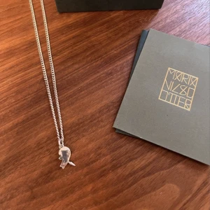 Maria Nilsdotter halsband - Maria Nilsdotter halsband i nyskick med tillhörande kvitto och box! Längd 45cm!