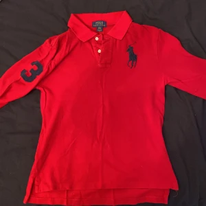 Ralph Lauren långärmad piké - Stilig längärmad Ralph Lauren pique som inte används längre. L i barnstorlek motsvarar (XS) i vuxen
