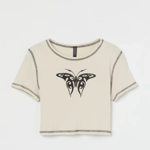 hm fjärils topp - säljer denna beiga topp från hm, använd ett par gånger men säljs för den it längre används. i strl xs men passar nog S också. Köpare står för frakt🤍🤍