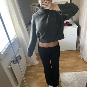 Svarta kosymbyxor - Så snygga och sköna kostymbyxor! På första bilden är de nedvikta i midjan.  Väldigt bra skick! Jag är 166 cm lång. Hör av dig vid frågor eller funderingar 🫶🏽☺️ 