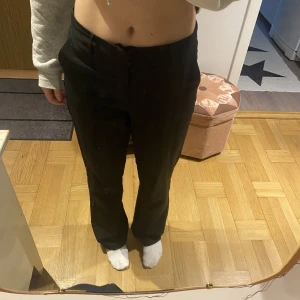 Bikbok kostymbyxor - Ett par fina kostymbyxor från bikbok, säljer då de tyvärr är lite för stora på mig🫶🏻så gott som nytt skick förutom att de finns 4 små noppror på benet, men de syns knappt (se bild 3)❤️