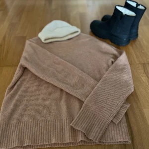 Samsoe samsoe stickad tröja - Stickad tröja från samsoe samsoe. Jättefin rosa färg. Lite nopprig, men annars i gott skick Storlek S  Mössa och skor ingår ej. 