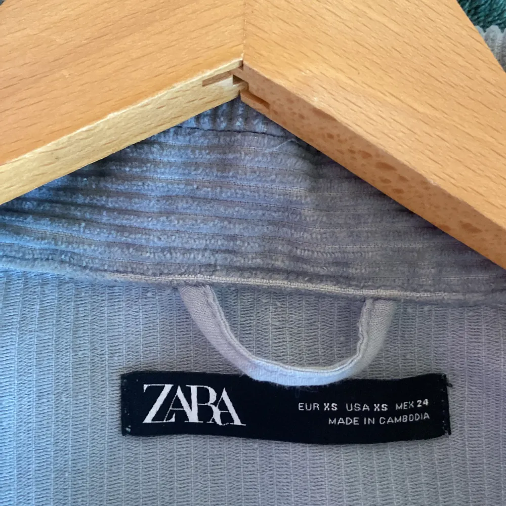 En fin Manchester jacka från Zara som aldrig använts i storlek XS men funkar säkert i S också. . Jackor.
