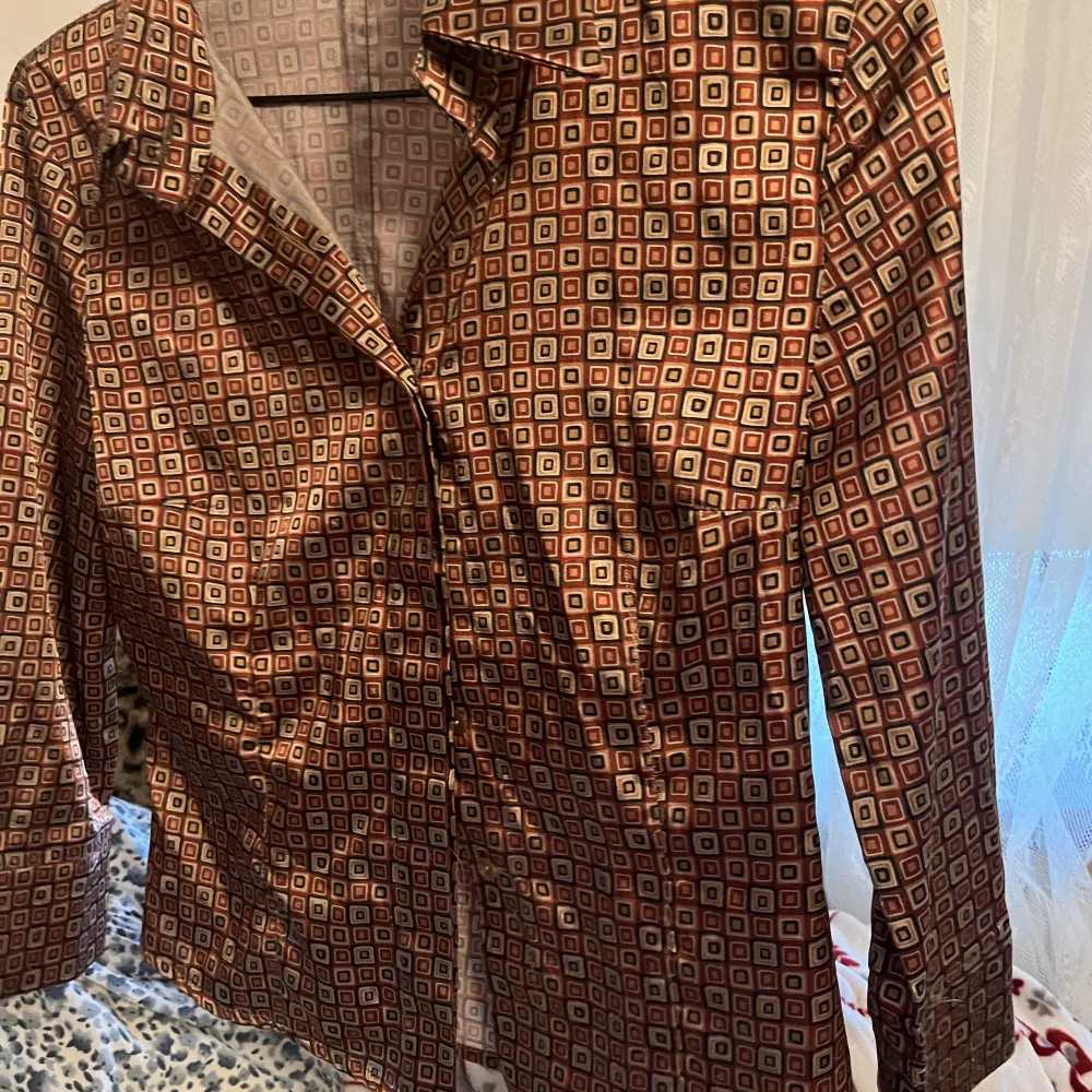 en jättefin 70-tals skjorta i ett glänsande satin tyg. . Skjortor.