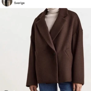 Brun kappa Lindex  - Kort kappa från Lindex! Suuuper fin och knappt använd.