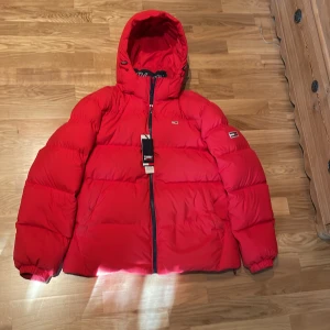 Tommy jacka  - Säljer pågrund av att den är för stor. Inget problem med den kanske använd typ 10 gånger. Storlek M i man 