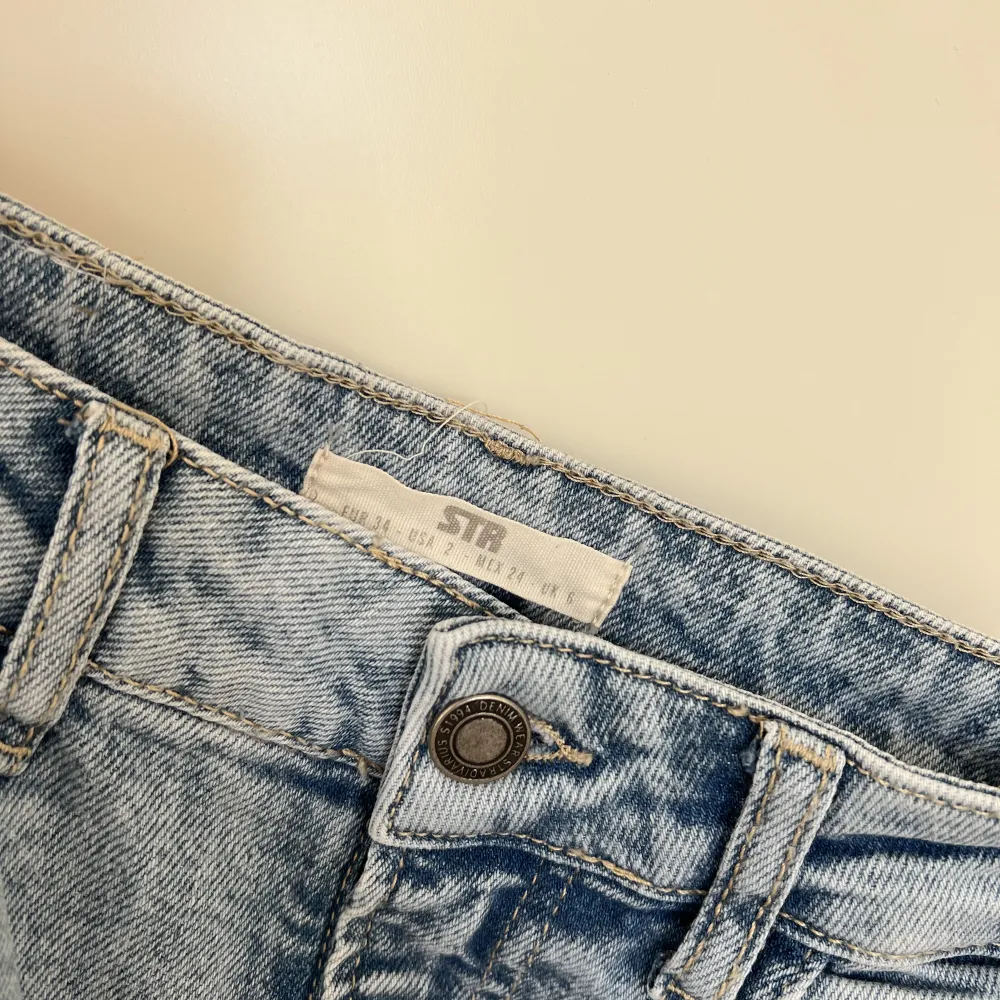 Sköna högmidjade raka jeans från Stradivarius. Använd ca 3 gånger. . Jeans & Byxor.