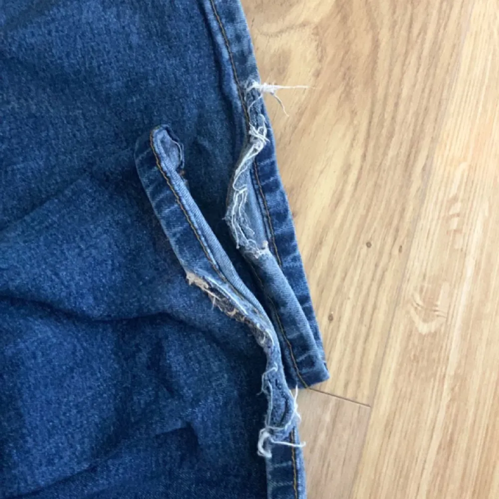 Säljer ett par denim low waist flare jeans från Vero Moda! 💙Strl: 28/34, säljer pga de är lite för små för mig, säljer för 199kr. Jeans & Byxor.