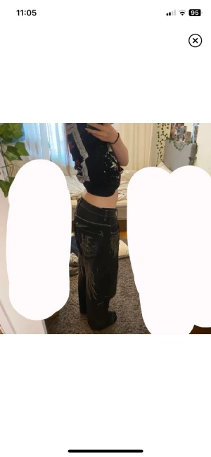 Baggy jeans  - Baggy svarta jeans med fint tryck 💞 Innerbenen-80 cm, midja-43 cm