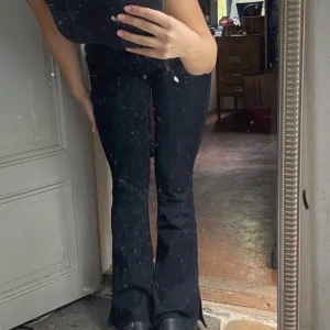 Bootcut jeans - !Lånade bilder! Fina jeans, inga defekter. Stretchiga.  Midja: 36 cm  Längd från midja: 102 cm 