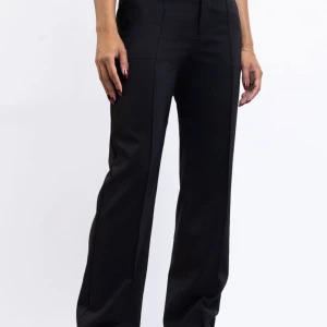 Kostymbyxor  - Kostymbyxor från madlady änvända några gånger och säljer för dom inte passar längre,skriv för fler bilder💗 