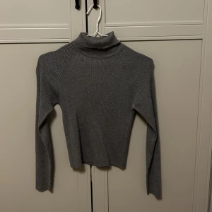 Turtleneck tröja - Passar dig som har S/M. Använd några gånger, men i god skick. Lite croppad