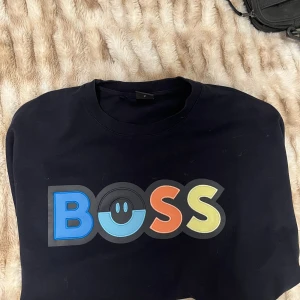 Hugo boss tröja strlk M - Passform är jätte bra. Snygg på. Endast använd engångs 